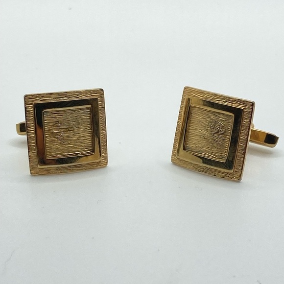 Vintage Other - Vtg Gold Tone Brushed / Woodgrain Pattern Gold Geometric Square Cufflinks .7”
